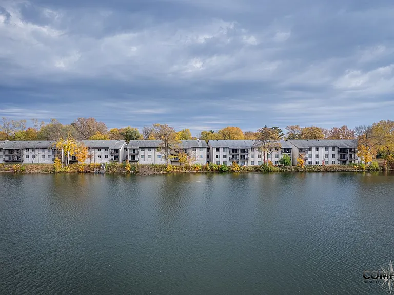 Half Moon Lake Apartments — Photo 15