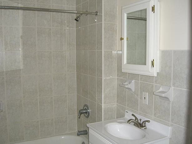 2nd image of 752 Pelham Pkwy S APT 1S