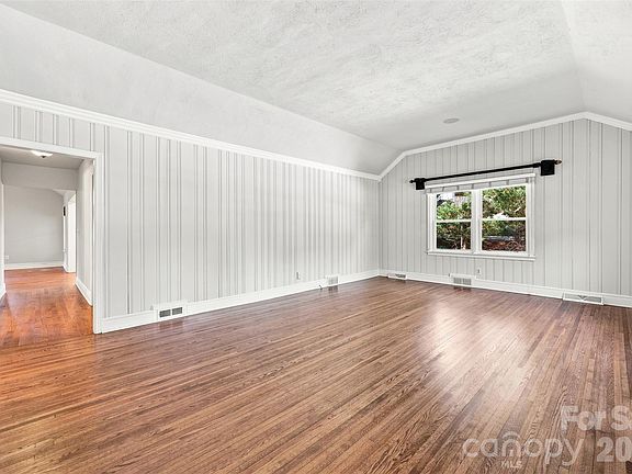 3rd image of 4467 Woodlark Ln