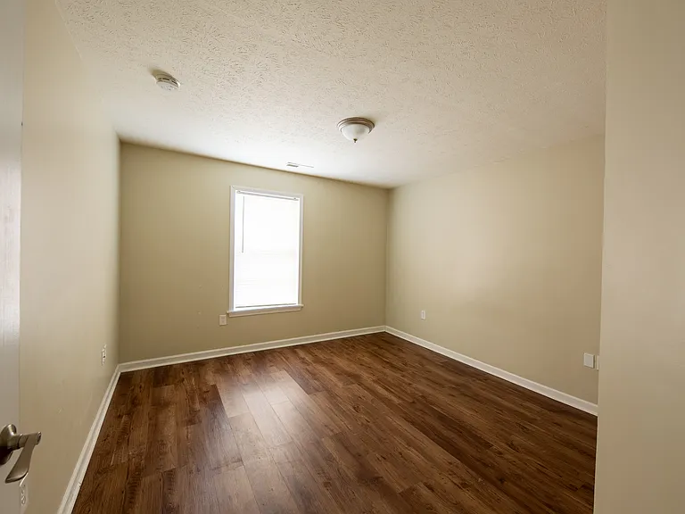 702 E Utica St #B — Photo 8