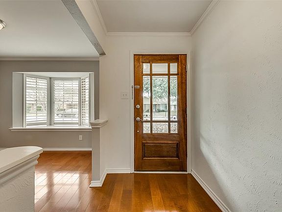 2nd image of 2318 Royal Oaks Cir