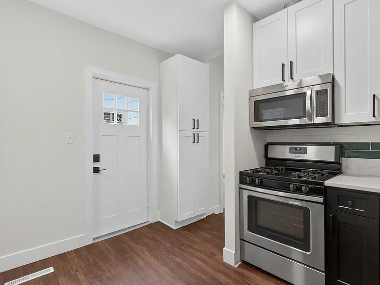 306 12th Ave NE #1 — Photo 1