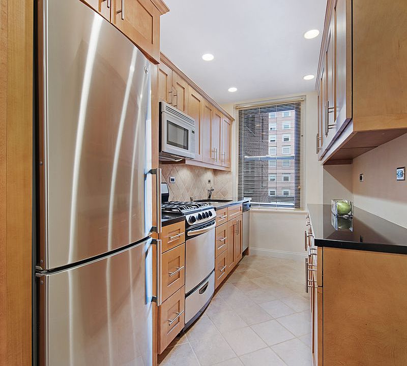1st image of 457 W 57th St #906