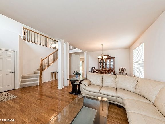 3rd image of 617 Versailles Dr
