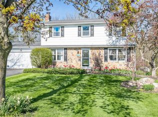 12 Williamsburg Cir, Fairport, NY 14450