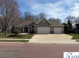 421 Diamond Creek Rd, Mankato, MN 56001