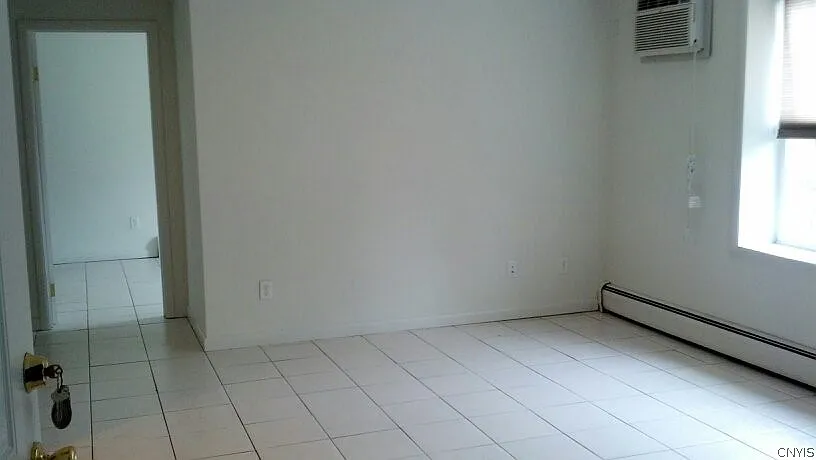 2 bed, 1.0 bath, 8976 sqft, $1,300 — Photo 2