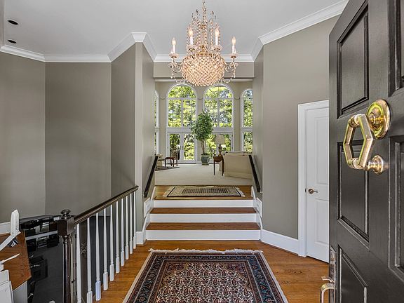 4th image of 365 Twin Oaks Dr