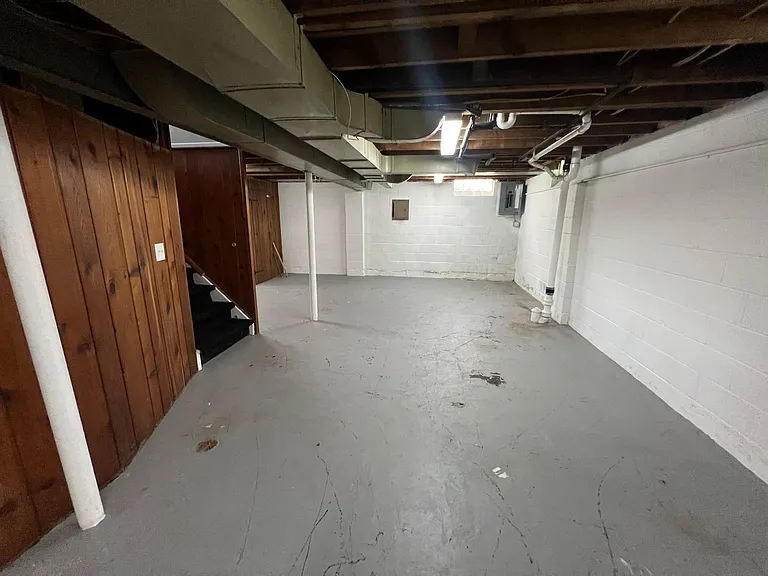 464 Channing St — Photo 14