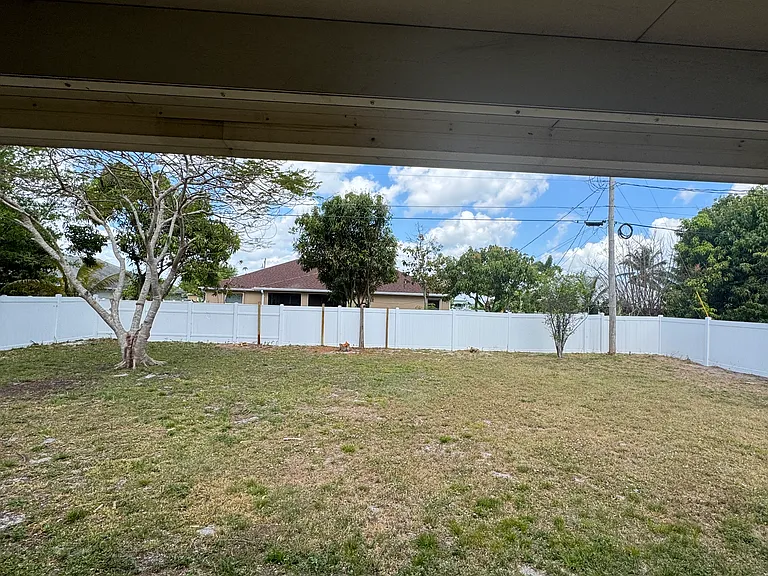 449 SW Fifer Ave — Photo 7