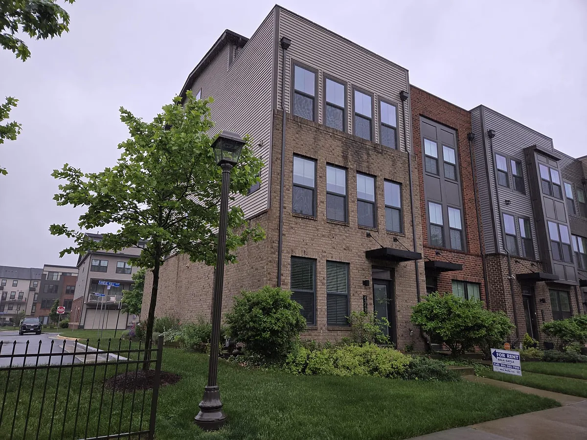 Building Photo - 43421 Southland St