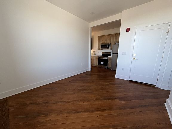 3rd image of 901 5th St #301