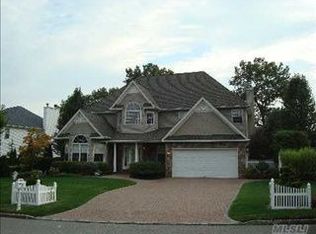 30 White Cliff Ln, Nesconset, NY 11767