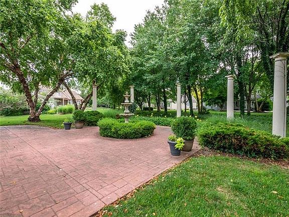 3rd image of 609 NE Lake Pointe Dr