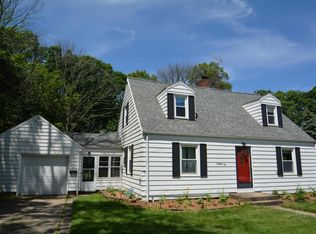 1910 Sunset Dr, Saint Joseph, MI 49085