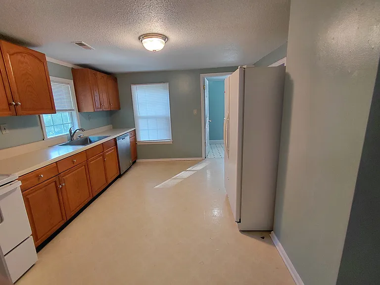 275 Sims Dr — Photo 6