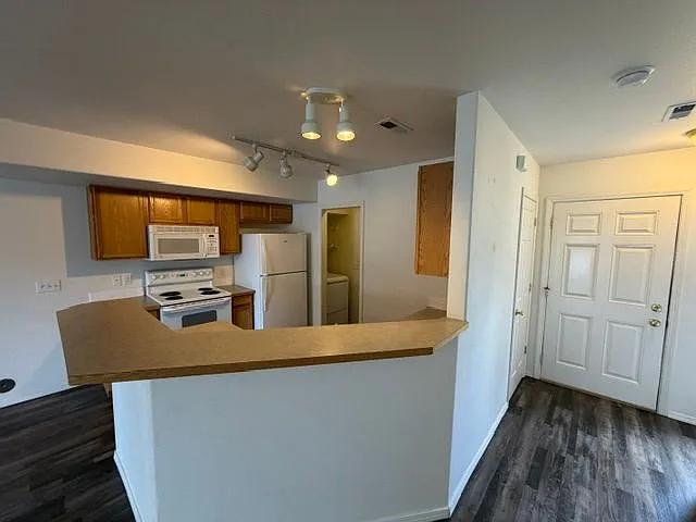 233 E Shelby Ln — Photo 4
