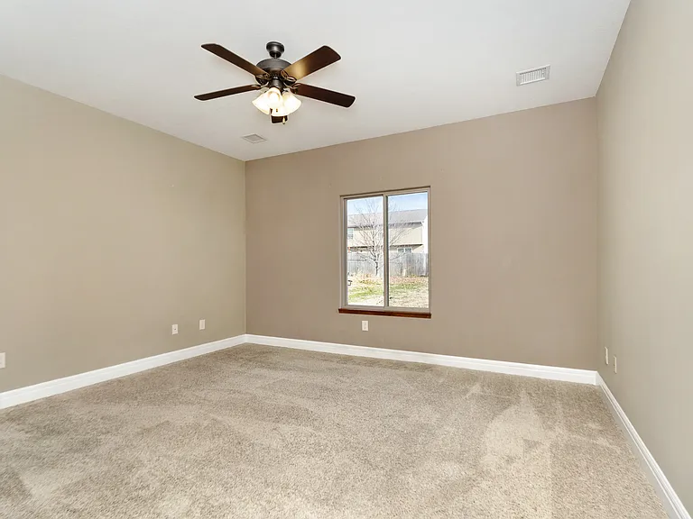 913 Dagen Ln — Photo 19