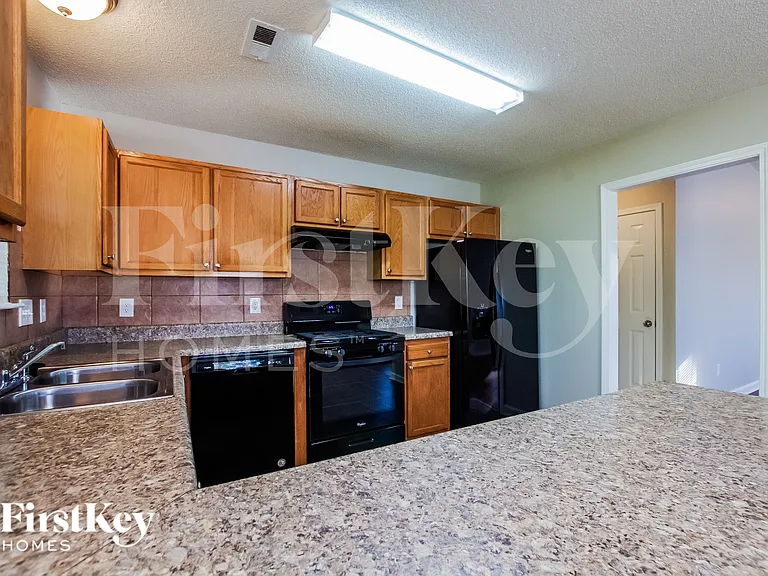 812 Silver Ct — Photo 7