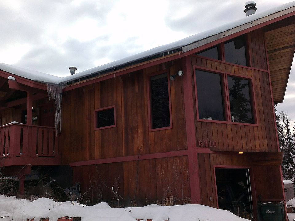 Prow windows face view, vaulted ceiling