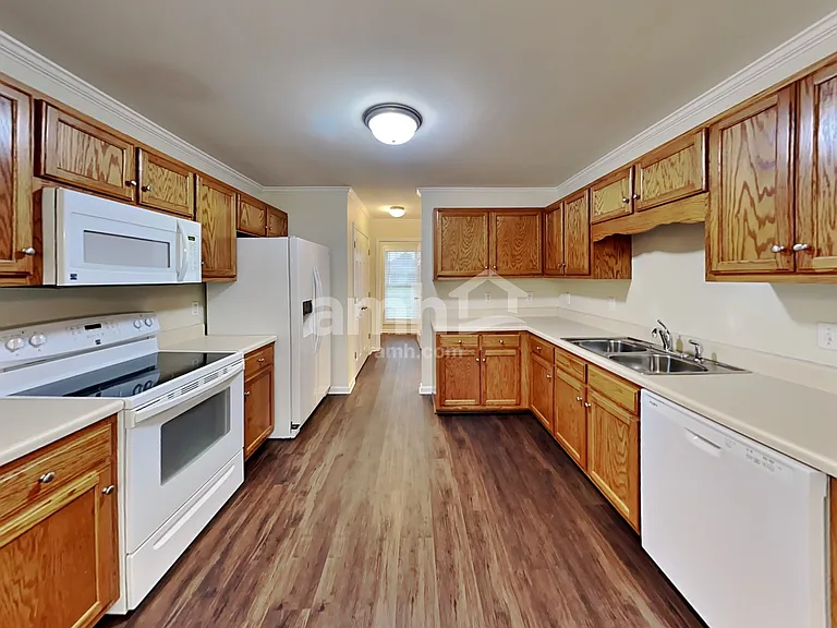 720 Haynes Dr — Photo 3