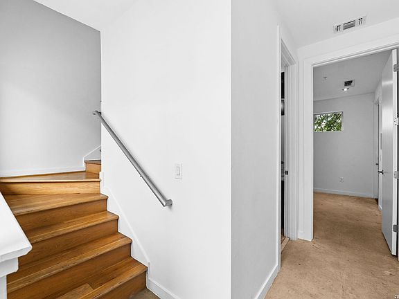 5th image of 1120 E Quincy