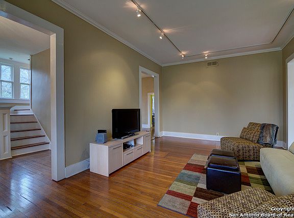 3rd image of 131 W Mulberry Ave