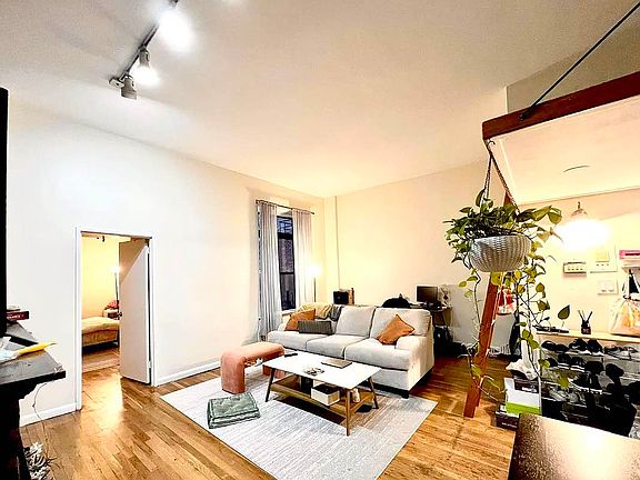 3rd image of 126 W 71st St APT 3B