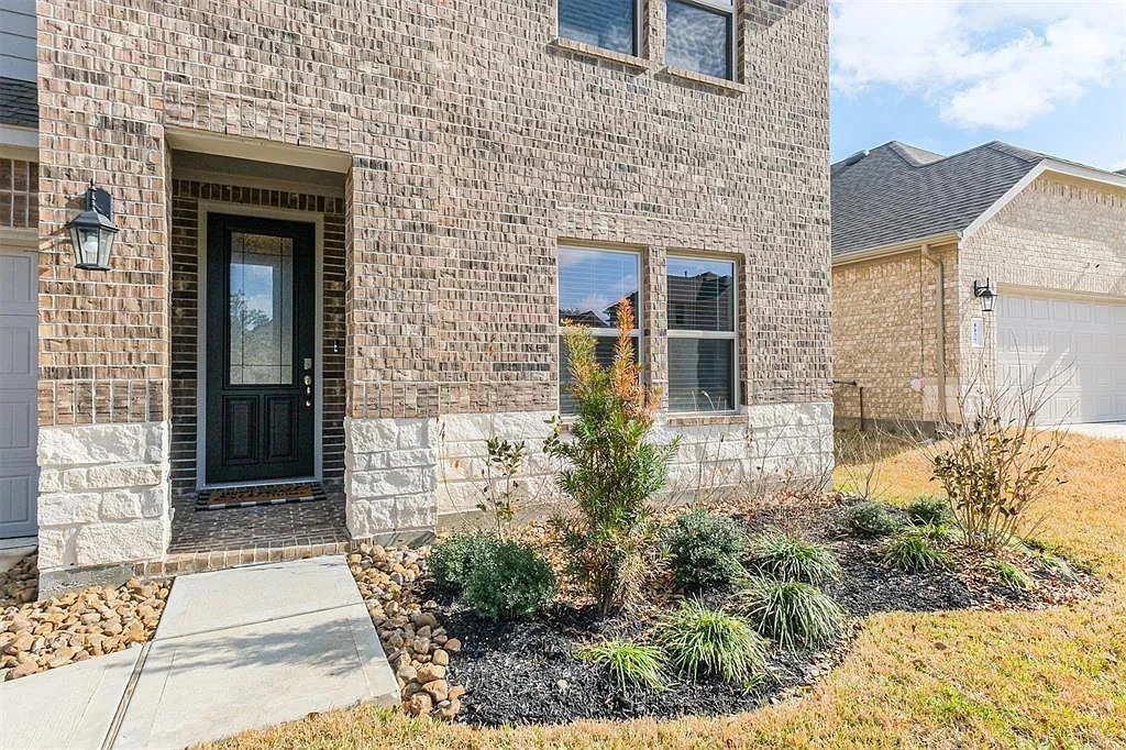 5 bed, 3.0 bath, 2900 sqft, $2,750 — Photo 2