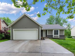 1721 E Sleepy Hollow Dr, Olathe, KS 66062