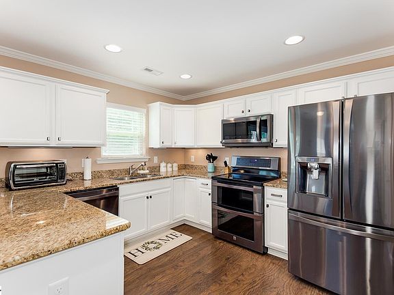5th image of 131 Royal Dr