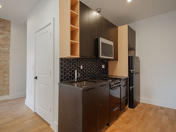 2nd image of 1053 Jefferson Ave #1A
