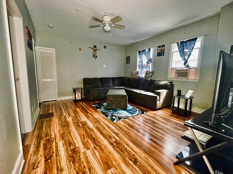 104 Kelburn St #2 — Photo 2