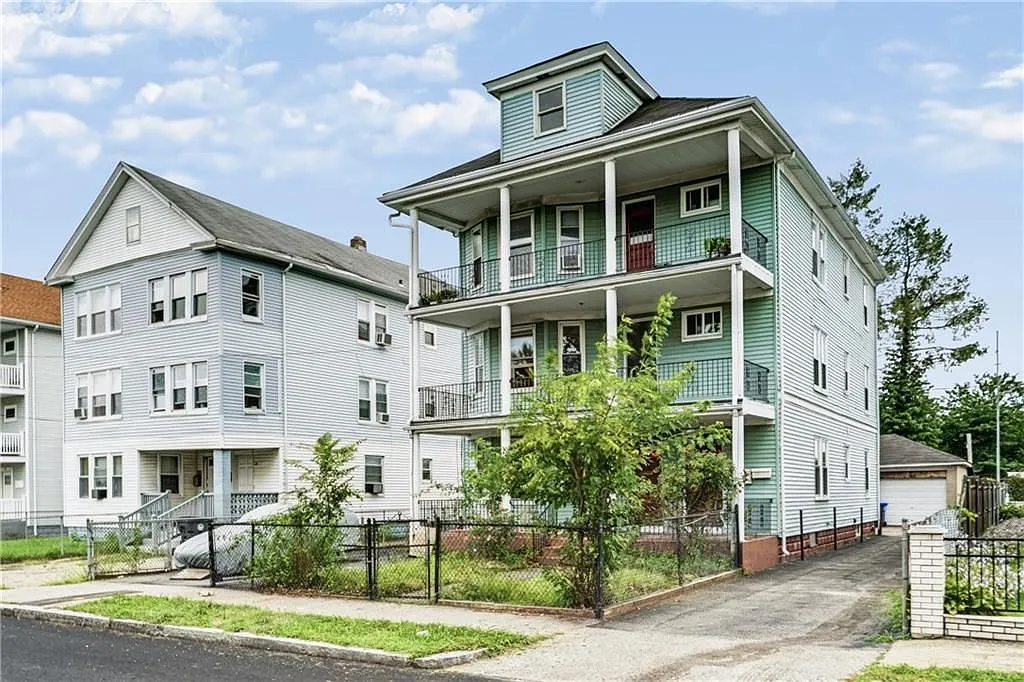2 bed, 1.0 bath, 1191 sqft, $2,200 — Photo 1