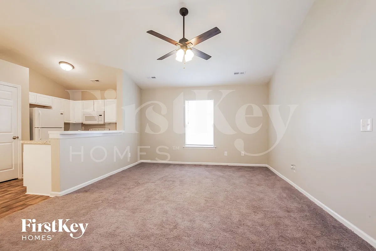 Building Photo - 5823 Hamilton Oaks Dr