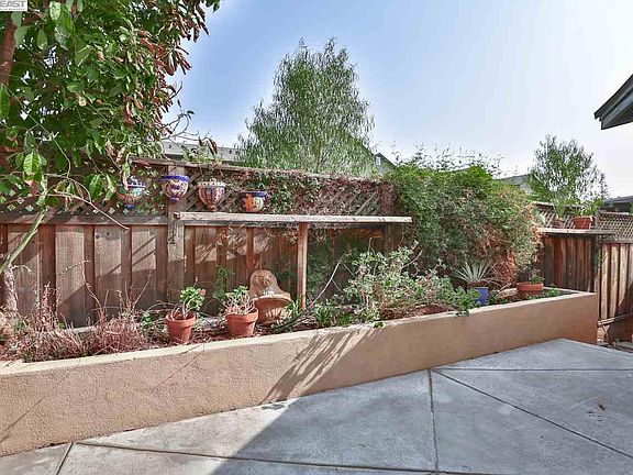 5th image of 4156 Vineyard Ave