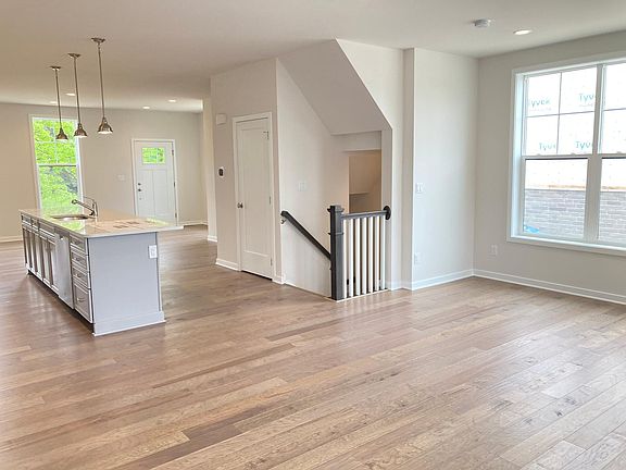 4th image of 2892 Rayfield Ave