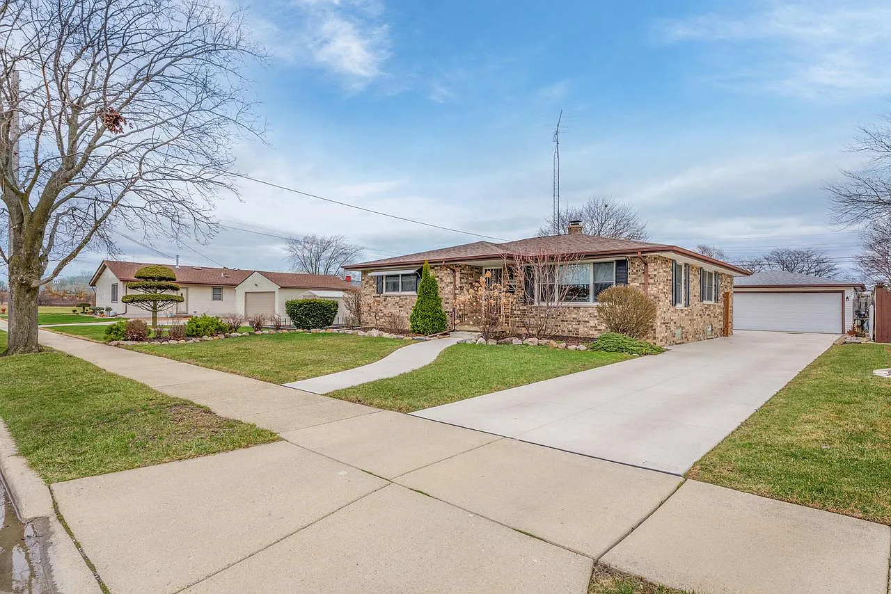 2115 25th AVENUE photo 1