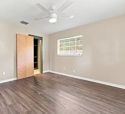 1201 E Chelsea St — Photo 16