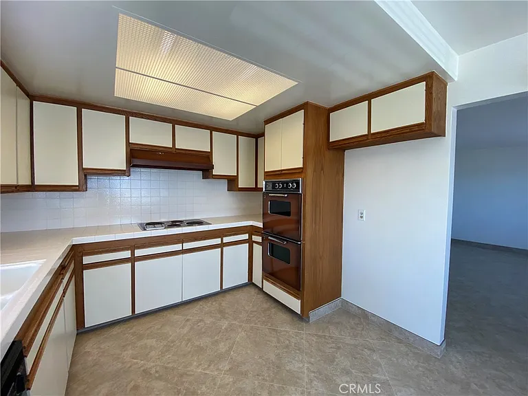 551 W 40th St — Photo 3