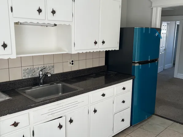 426 9th St Floor 2, Fairview, NJ 07022