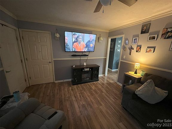 5th image of 212 Edgewood Cir
