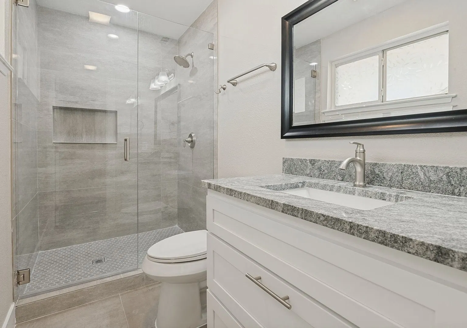 3 Bed, 2 Bath. Hardwood floors, quartz countertops, stainless steel appliances. — Photo 3