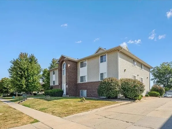 182 W Side Dr, Iowa City, IA