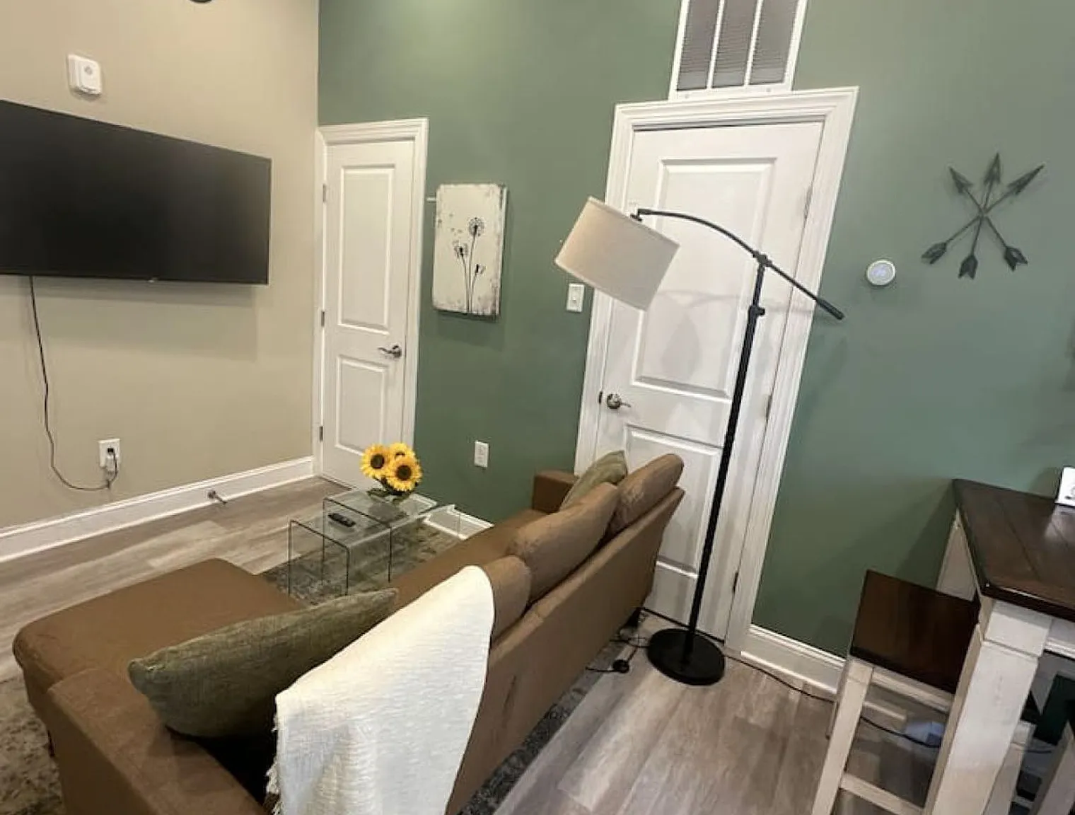1 bed, 1.0 bath, 5651 sqft, $5,731 — Photo 2