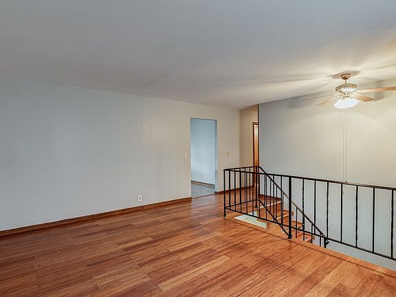 4th image of 900 Forest Glen Dr
