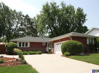 6035 Dogwood Dr, Lincoln, NE 68516