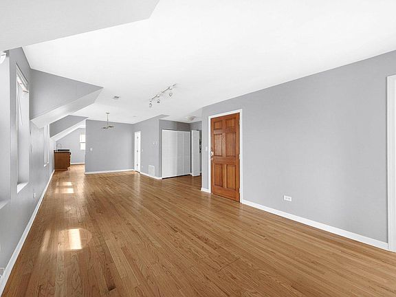 3rd image of 2946 N Lincoln Ave APT 3