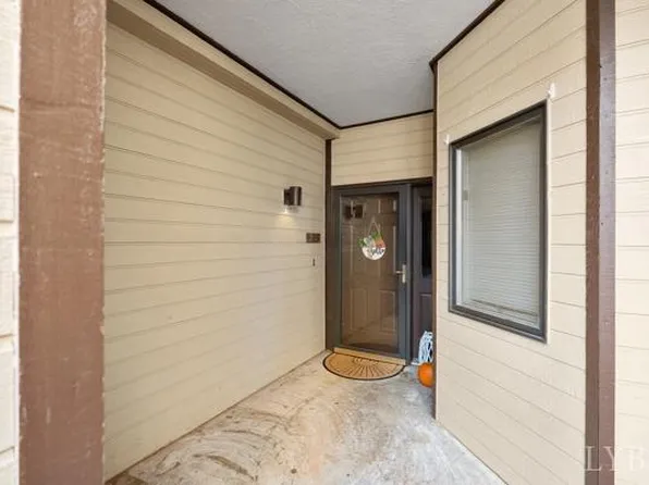 203 Manor Dr, Forest, VA 24551