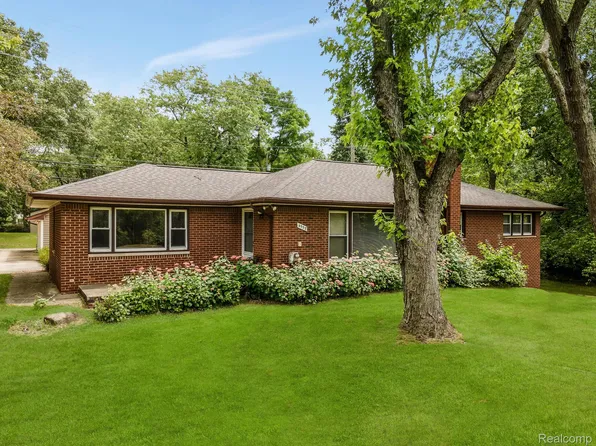 4553 Green Lake Rd, West Bloomfield, MI 48323